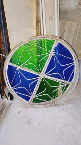 Janela de ferro 80 cm de circunferência.
