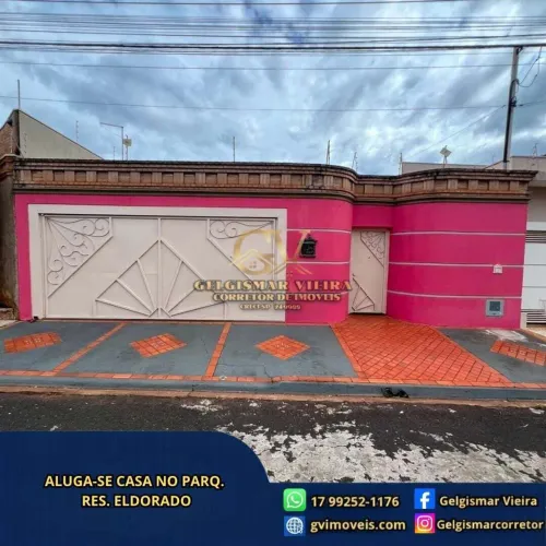 Casa com 3 Quarto(s) e 2 banheiro(s) para Alugar, 250 m² por R$ 3000 / Mês