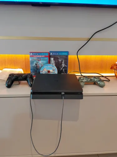 PlayStation 4 com 2 controles e jogos