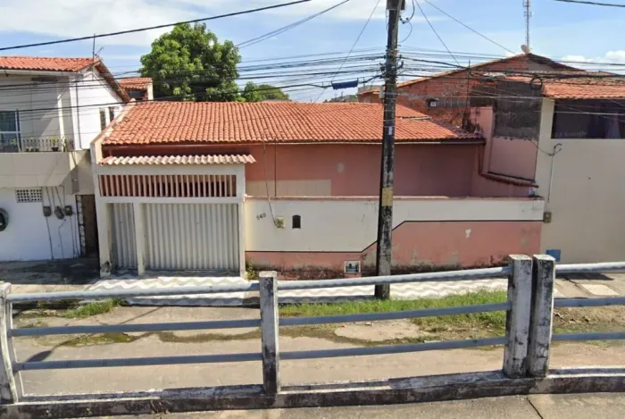 Grande Casa na Maraponga com Amplo Alpendre.