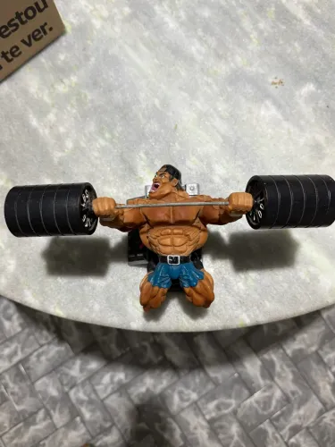 Boneco musculoso supino reto
