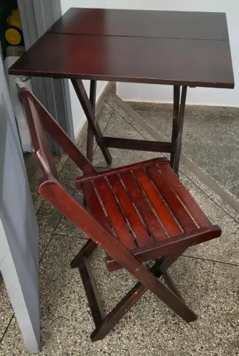 Mesa com 4 cadeiras dobráveis - madeira (cor tabaco)