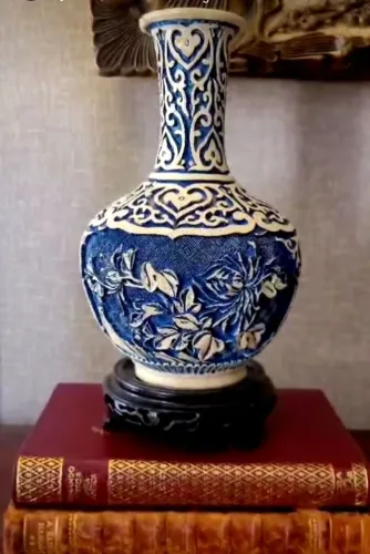 Antigo vaso chinês azul e branco.
