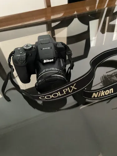 Câmera Nikon B700