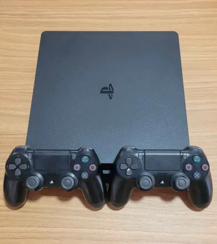 PlayStation 4 Slim - 1TB + 2 Controles ?
