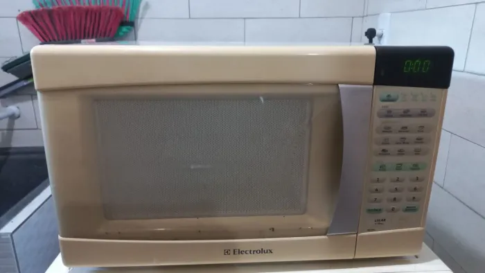 VENDO MICROONDAS ELECTROLUX 199,00 REAIS
