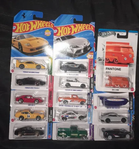 Hot Wheels lote 14 miniaturas Diversas Ferrari,kool kombi ,Porsche ...