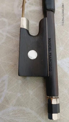Arco antigo de violino de pau Brasil de autor Manoel Francisco 