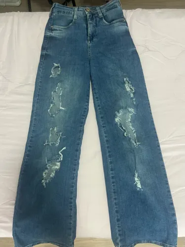 calça jeans wide leg destroyed com cintura alta