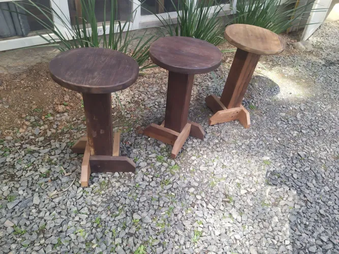 Banquetas de madeira