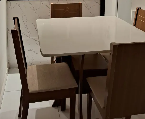 Conjunto mesa com quatro cadeiras