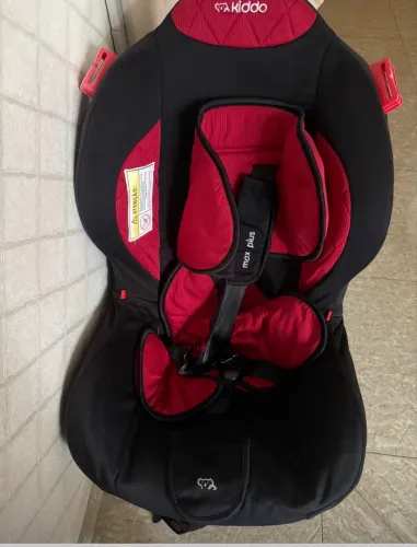 Vende-se uma cadeirinha da Kiddo que suporta até 25 quilos por 450 reais.