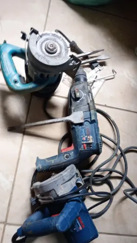furadeira e martelete Bosch e duas Makitas