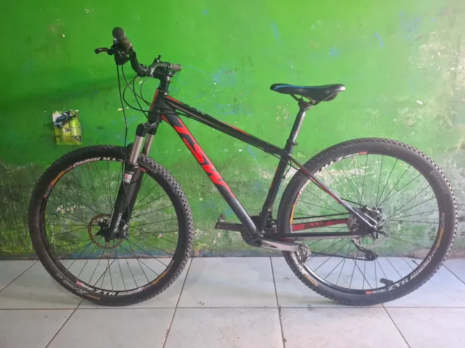 Vendo bicicleta TSW 29, com nota fiscal em perfeitas condições. Completa
