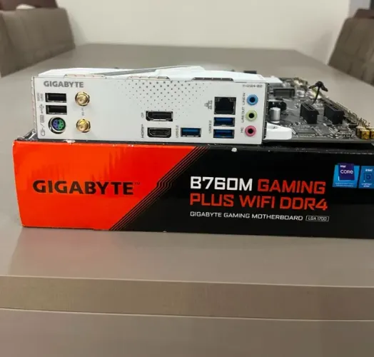 Placa Mãe Gigabyte B760M GAMING PLUS WIFI DDR4 (LGA 1700/4xDDR4/HDMI/DP/M.2/USB 3.2)