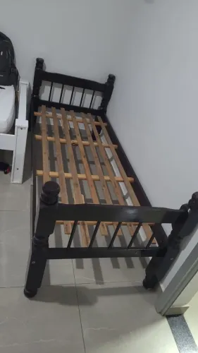 cama de solteiro , uma de MDF e uma de madeira 