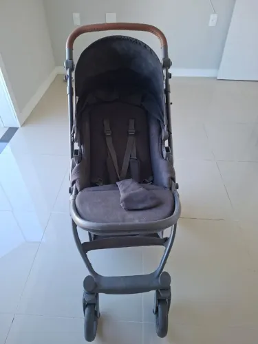 Carrinho com Moisés e bebê conforto