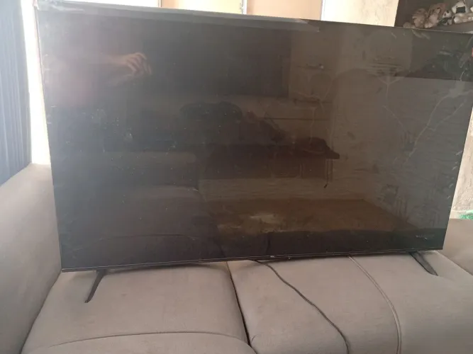 Uma tv TCL 65 polegadas 