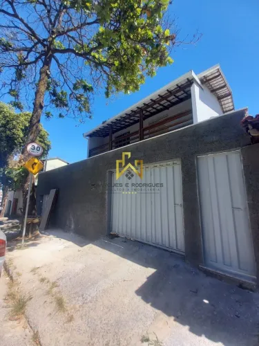 Casa geminada acima do nível da rua, à venda, com entrada social independente no bairro Eu