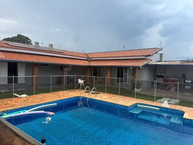 CASA ALTO PADRÃO COM PISCINA + ENERGIA SOLAR 3 minutos do Centro