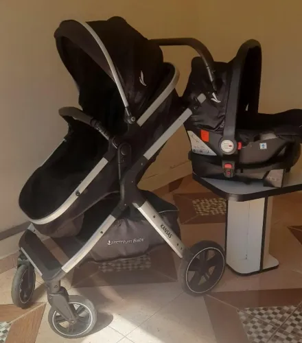 Carrinho de bebê com bebê conforto