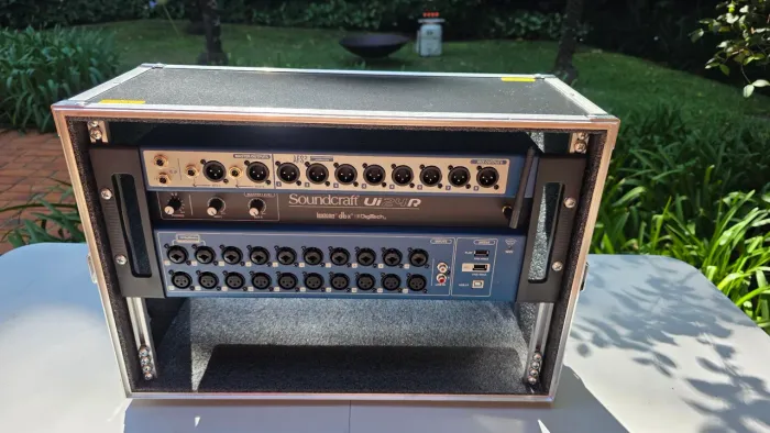 Soundcraft Ui24R Digital 24 Canais + Case Rack - Impecável