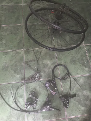 Vendo peças de bicicleta apenas 3 meses de uso