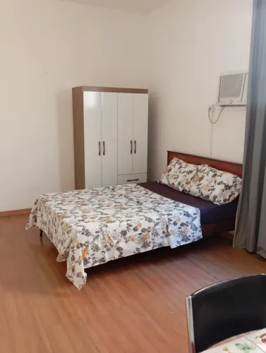 Alugo ótimo apartamento conjugado semi mobiliado.