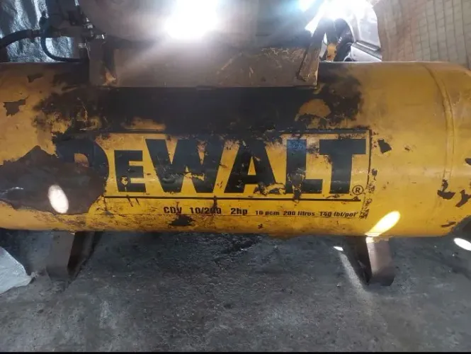 Compressor Dewalt 200 litros funcionando boas condição. Com manqueira só não vai o bico