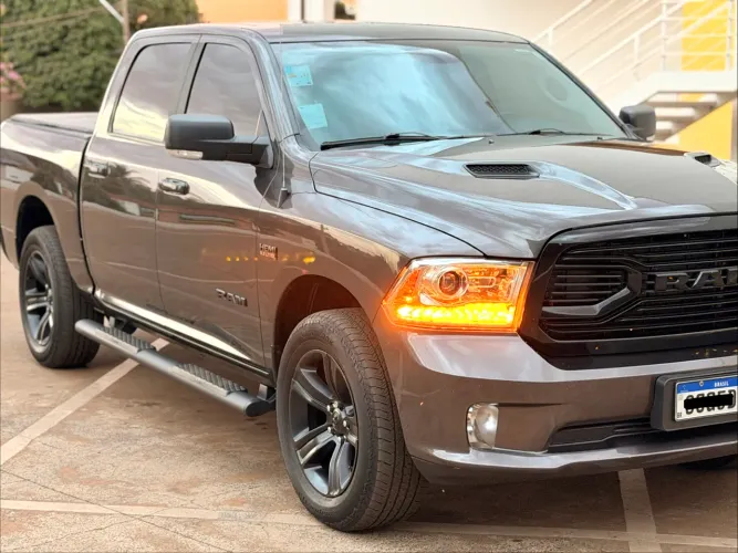 Ram Classic Laramie Night Edition 5.7 V8 16V Gasolina 4X4 Aut. 2022