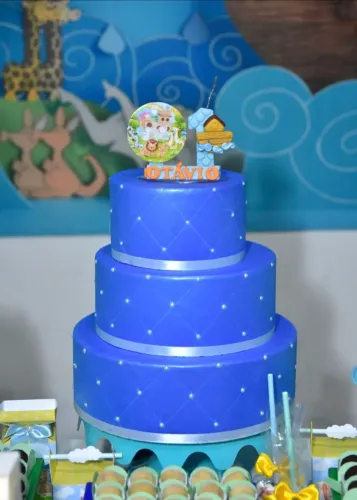 Bolo fake azul com pérolas