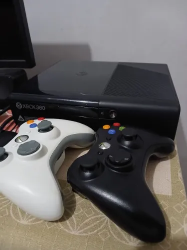 Xbox 360 super slim, desbloqueado e dois controles