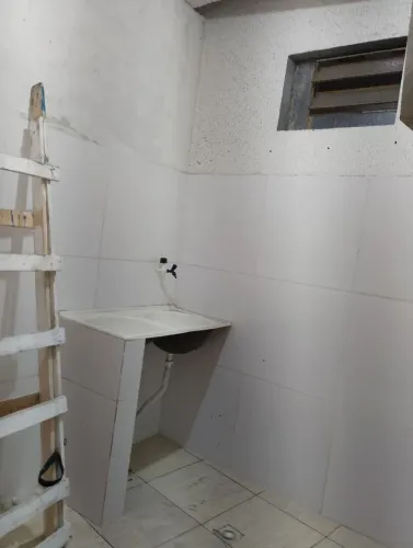 Aluga um apto R$700.00 prá solteiro ou casal se filhos conta *