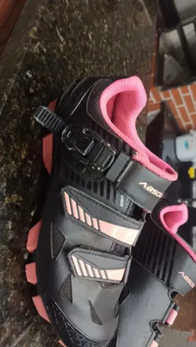 Sapatilha ciclismo e mochila de hidratação