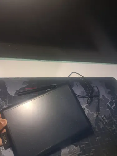 Mesa Digitalizadora One By Wacom CTL472, Pequena, Pen LP-190K, Preto e Vermelho