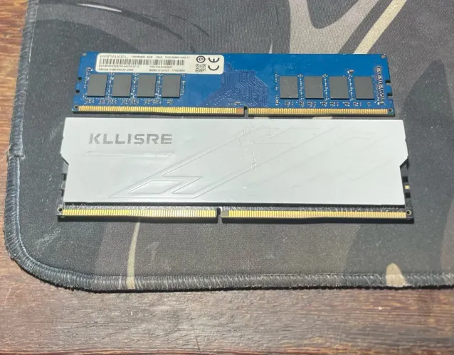 Duas memórias ram DDR4 8gb cada uma