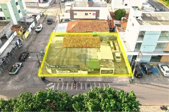 Terreno Comercial de Esquina com 300m² em frente ao Hospital Trauminha, em Mangabeira