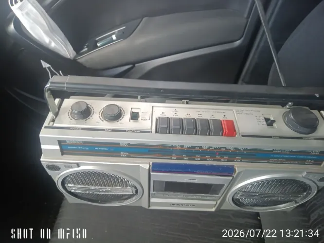 Vendo rádio sanyo nada quebrado mais não funciona e um item pra decoração ou coleção 