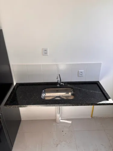 Bancada pia Mármore Verde Ubatuba com Cuba inox, torneira e sifão