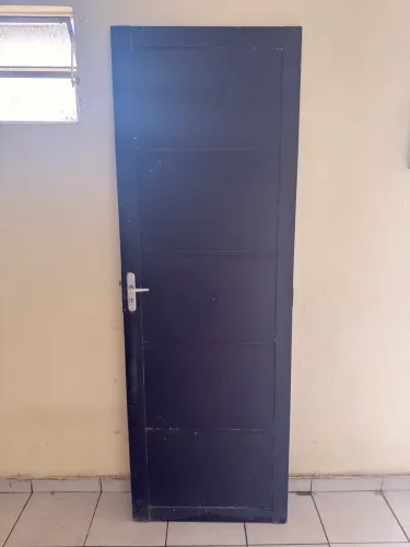 Porta de metal - 2 metros de altura por 70 cm de largura