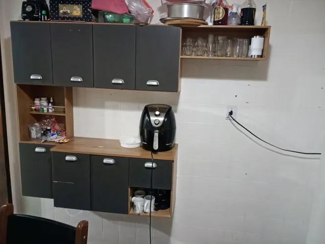 Armário de cozinha e mesa de jantar