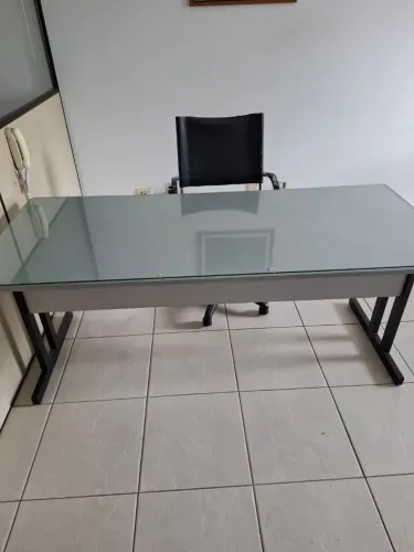 3 mesas (escritório) e 3 armários