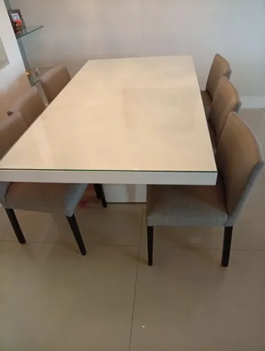 Mesa de jantar laqueada e envelopada com tampão de vidro 8mm. Com 6 cadeiras e aparador