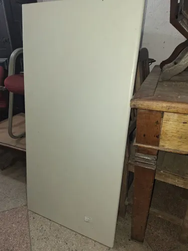 Mesas de escritório em bom estado.