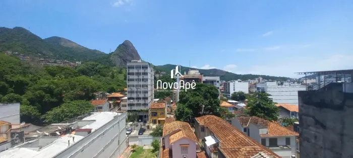 VARANDA, SALA, TRÊS QUARTOS, UM SUÍTE, DEPENDÊNCIA REVERTIDA, VISTA PARA VERDE!!