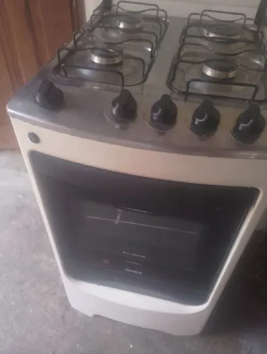Vendo esse fogão em ótimo estado 200 aceito proposta interessados chama *74