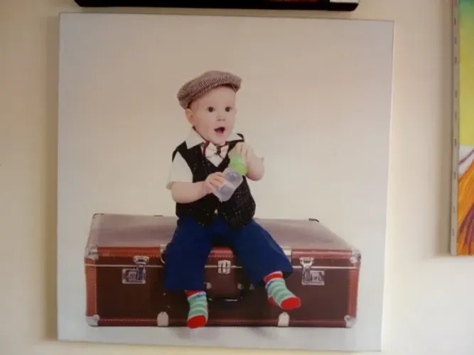 Quadro boy menino sentado na mala de viagem