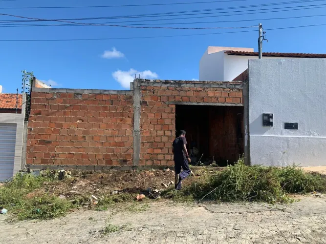 Vendo uma Casa em construção no Madre Paulina