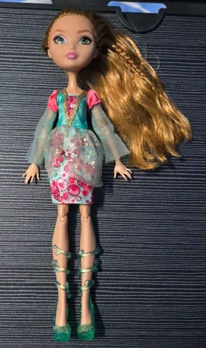 Boneca Ashlynn Básica (incompleta) Ever After High