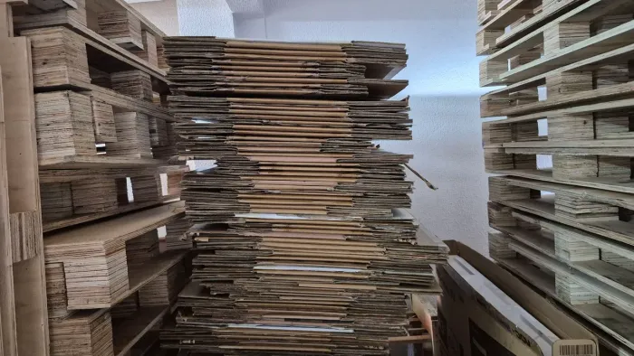 Caixas de papelão, tamanho aproximado de uma caixa de ovo, entrego com taxa de entrega.
